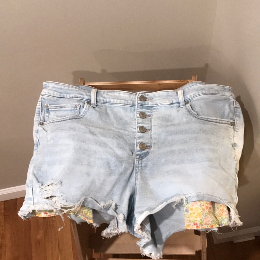 American Eagle next level stretch, hi rise shorty button fly, size 18